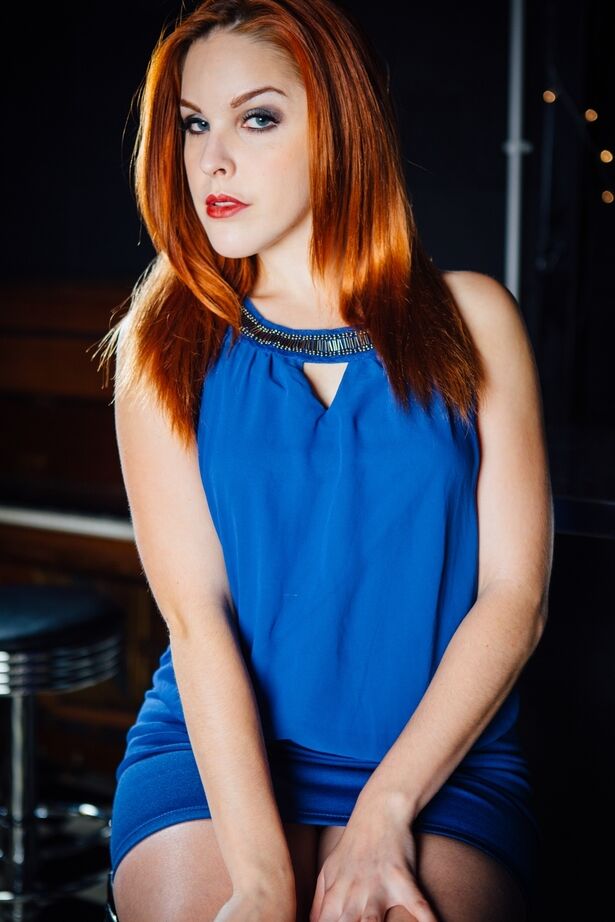 15P La sexy pelirroja Amarna Miller se quita el vestido para modelar lencería sexy y medias de nailon