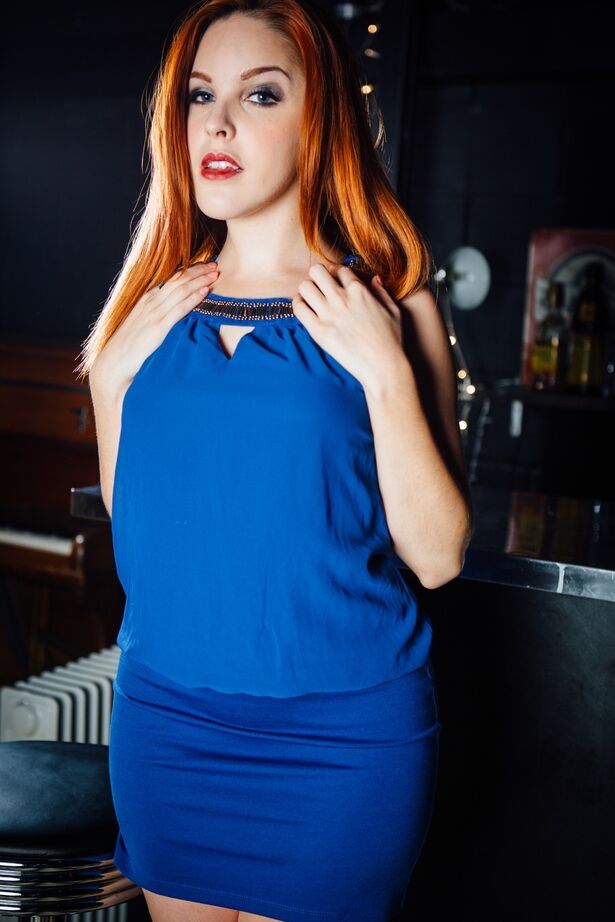 15P La sexy pelirroja Amarna Miller se quita el vestido para modelar lencería sexy y medias de nailon