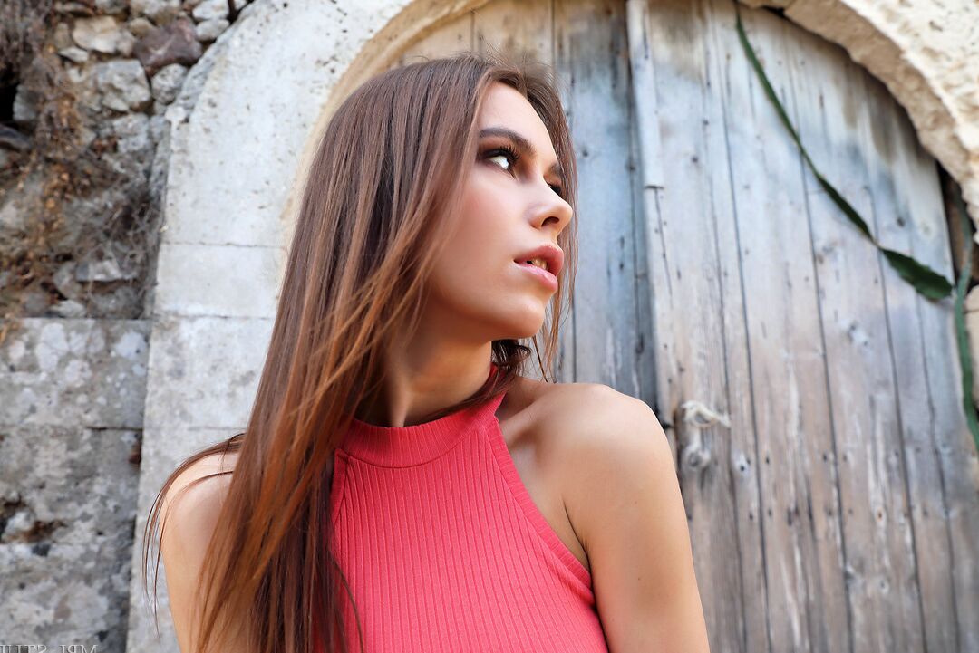 12P Hermosa chica de piernas largas expone un pecho al aire libre con un vestido corto