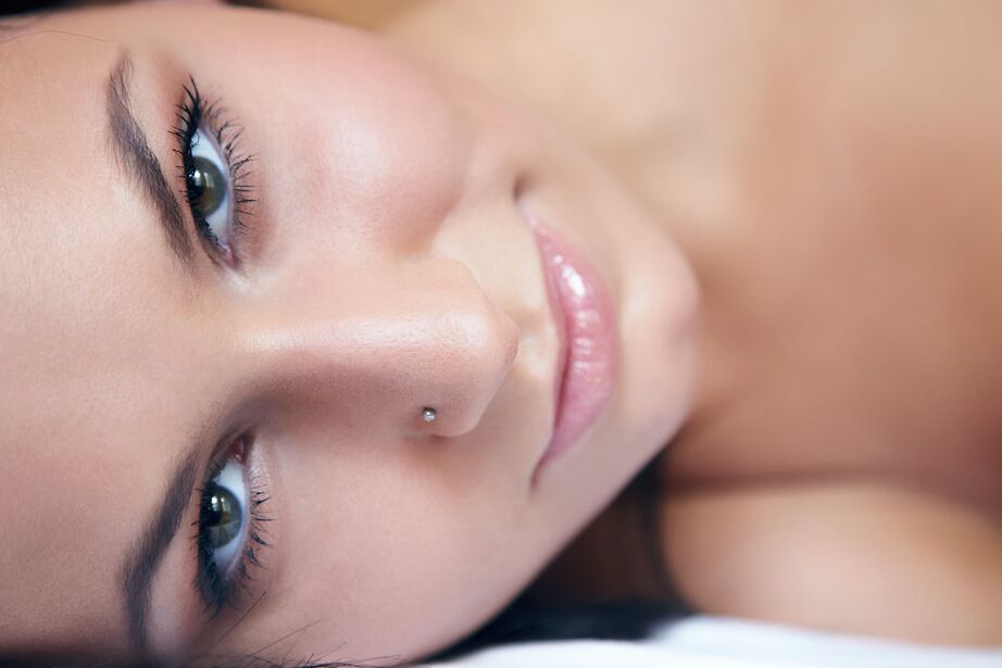 16P Carie, une jeune nue sensationnelle, montre sa délicieuse chatte en gros plan
