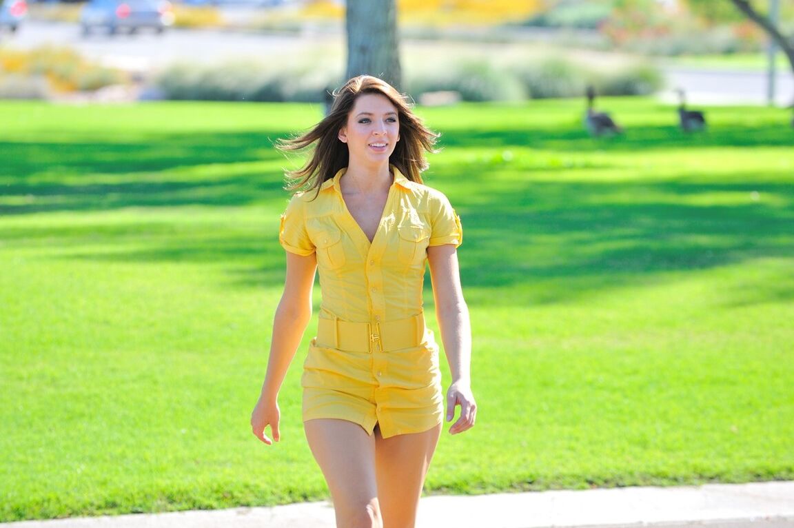 21P La glamorosa Madeline se quita el vestido amarillo en público y posa desnuda