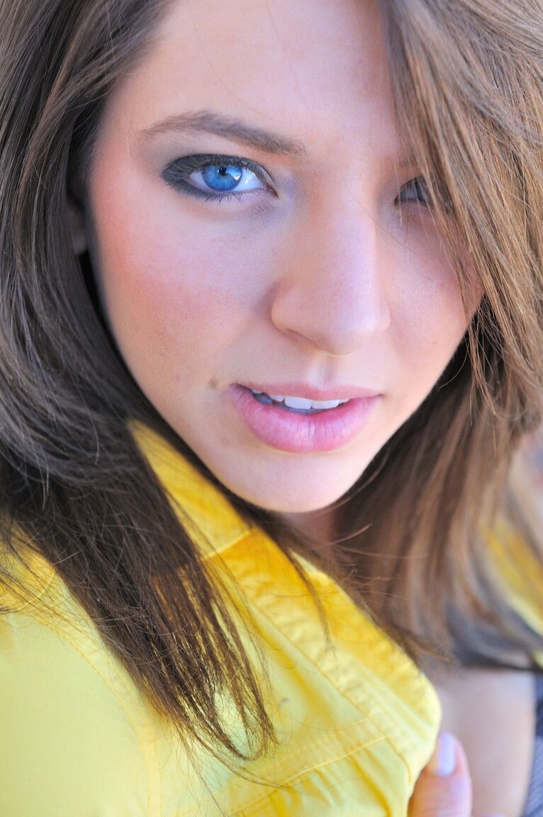 21P La glamorosa Madeline se quita el vestido amarillo en público y posa desnuda