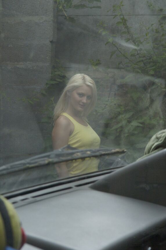 16P L'amatrice blonde Lucy découvre ses petits seins à l'extérieur près d'un véhicule