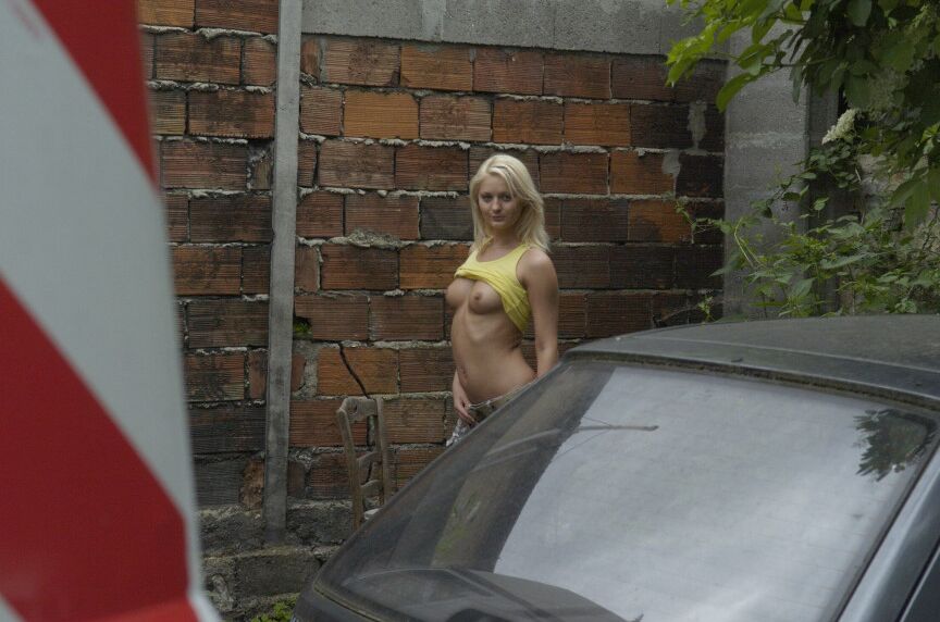 16P L'amatrice blonde Lucy découvre ses petits seins à l'extérieur près d'un véhicule