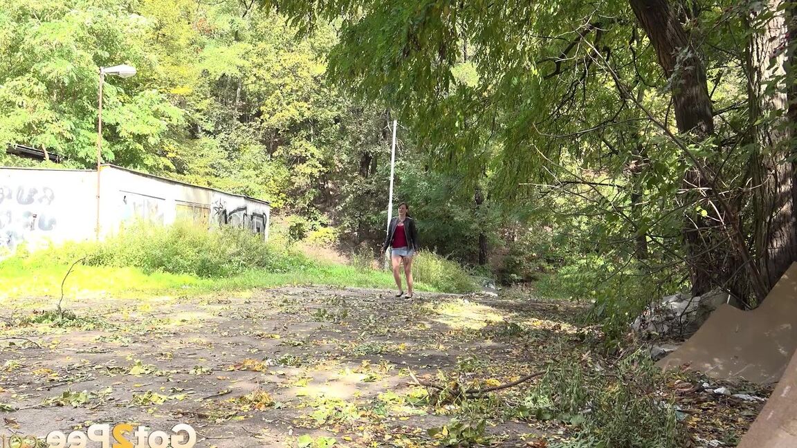 15P 土道で緊急のおしっこをするためにしゃがむ苦悩の女性アマンダ・ヒル
