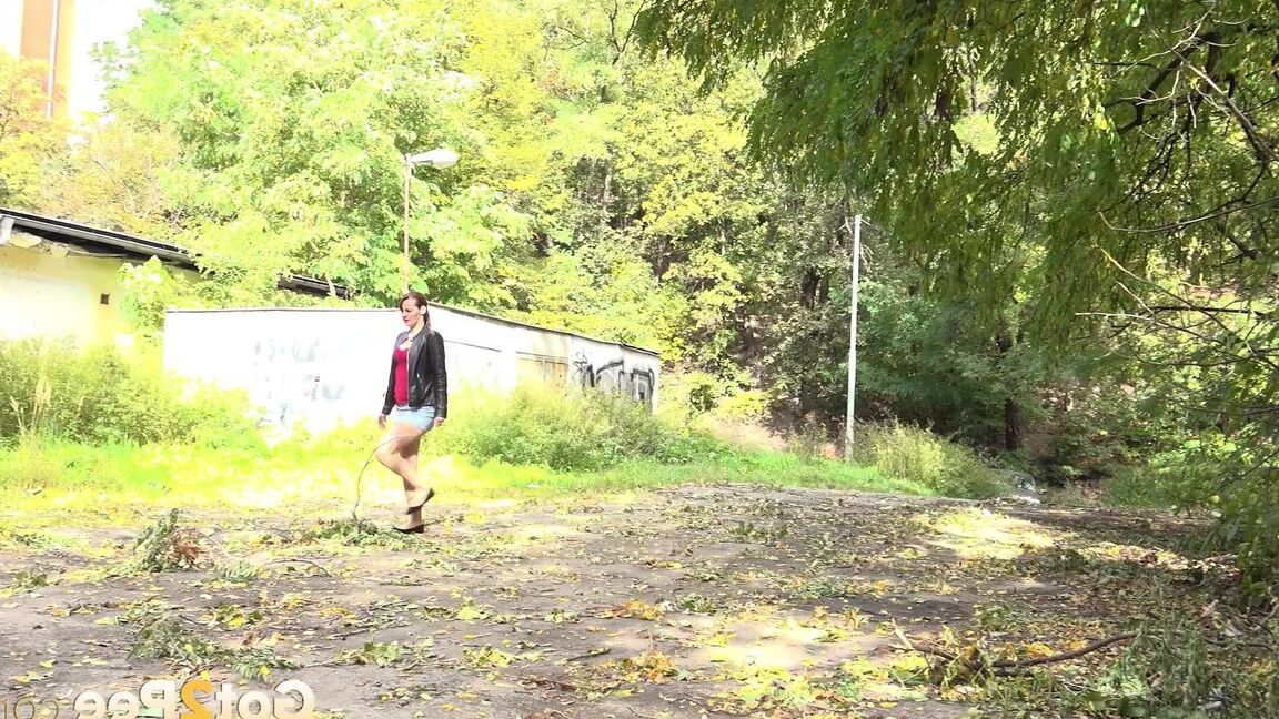 15P 土道で緊急のおしっこをするためにしゃがむ苦悩の女性アマンダ・ヒル