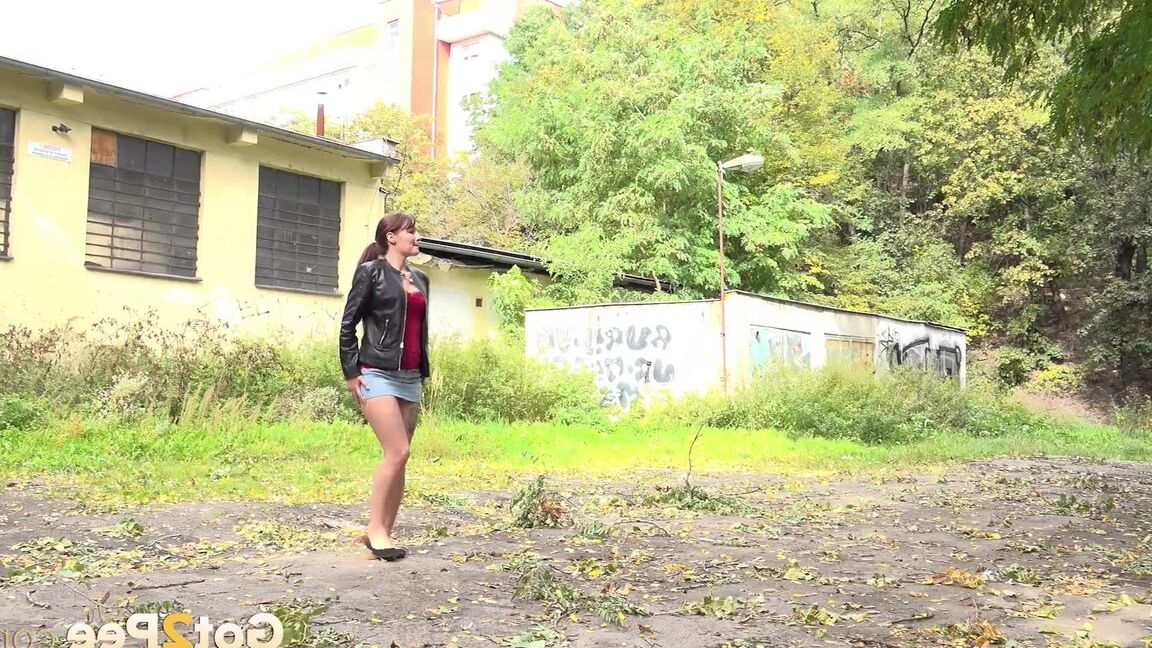 15P 土道で緊急のおしっこをするためにしゃがむ苦悩の女性アマンダ・ヒル