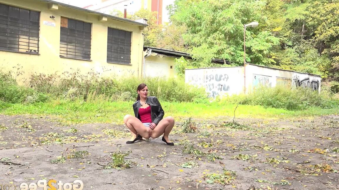 15P 土道で緊急のおしっこをするためにしゃがむ苦悩の女性アマンダ・ヒル