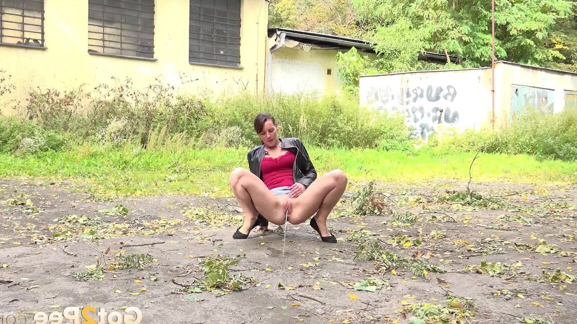 15P 土道で緊急のおしっこをするためにしゃがむ苦悩の女性アマンダ・ヒル