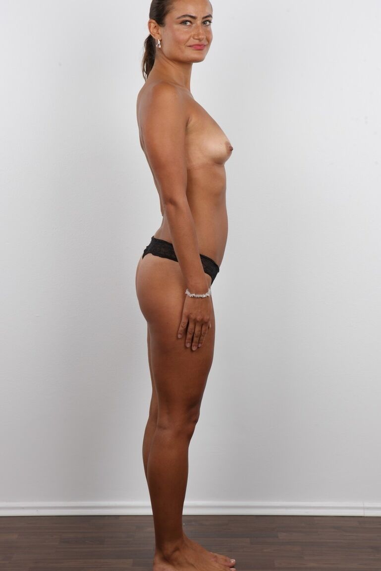 20P La madurita Pavla posa desnuda para un casing call mostrando sus pequeñas tetitas