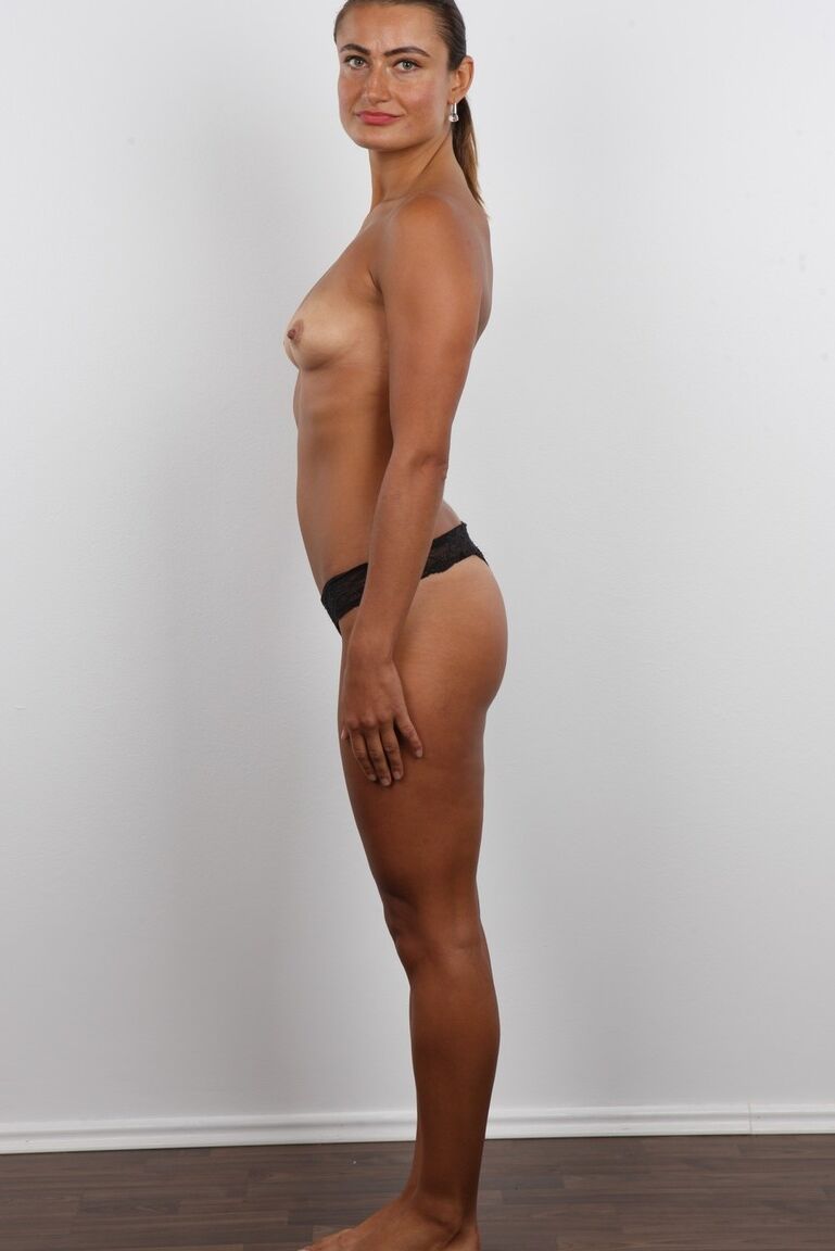 20P La madurita Pavla posa desnuda para un casing call mostrando sus pequeñas tetitas