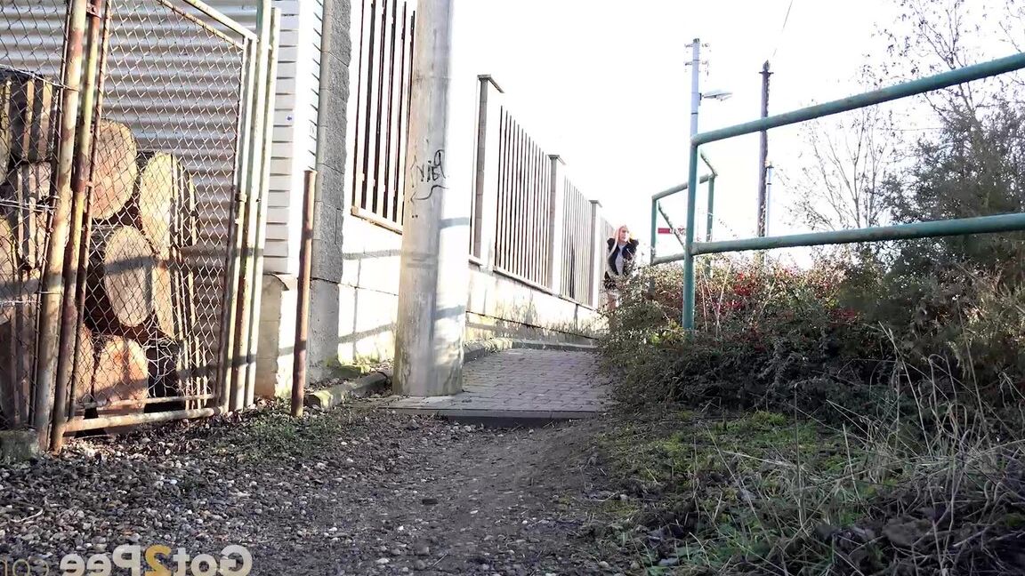 15P Blonde Daisy Lee pees outside in the suburbs