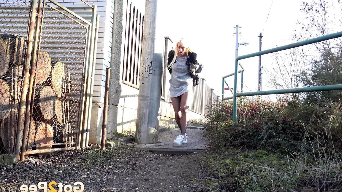 15P Blonde Daisy Lee pees outside in the suburbs