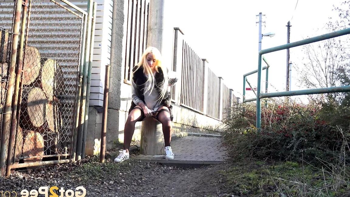 15P Blonde Daisy Lee pees outside in the suburbs
