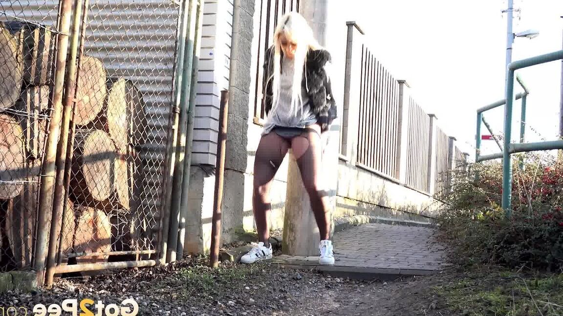 15P Blonde Daisy Lee pees outside in the suburbs