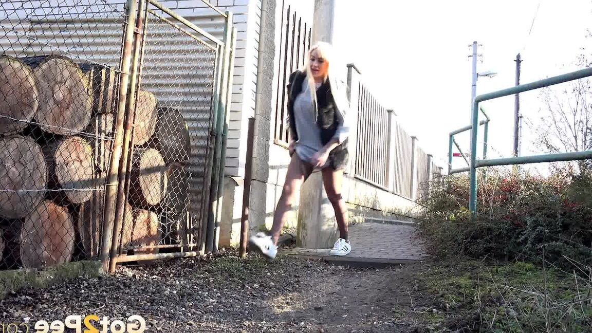 15P Blonde Daisy Lee pees outside in the suburbs