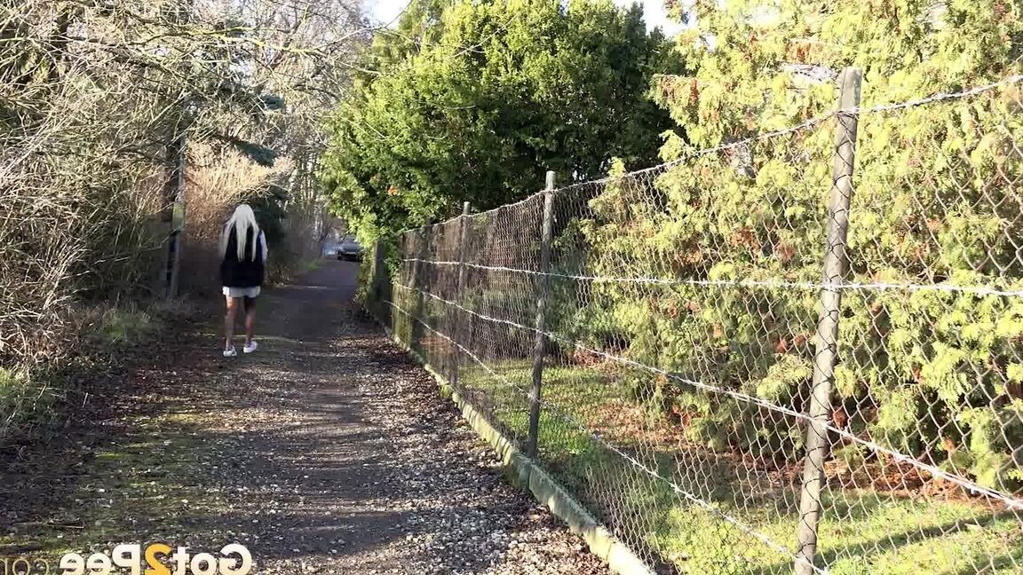 15P Blonde Daisy Lee pees outside in the suburbs