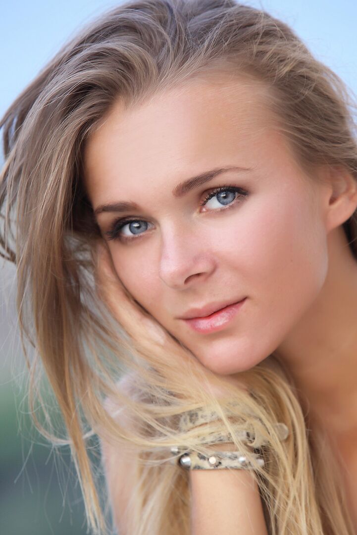 12P Belleza rubia con cara bonita estirándose desnuda bajo el sol de verano