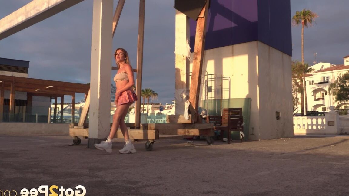 15P Linda adolescente alivia la desesperación por orinar al aire libre