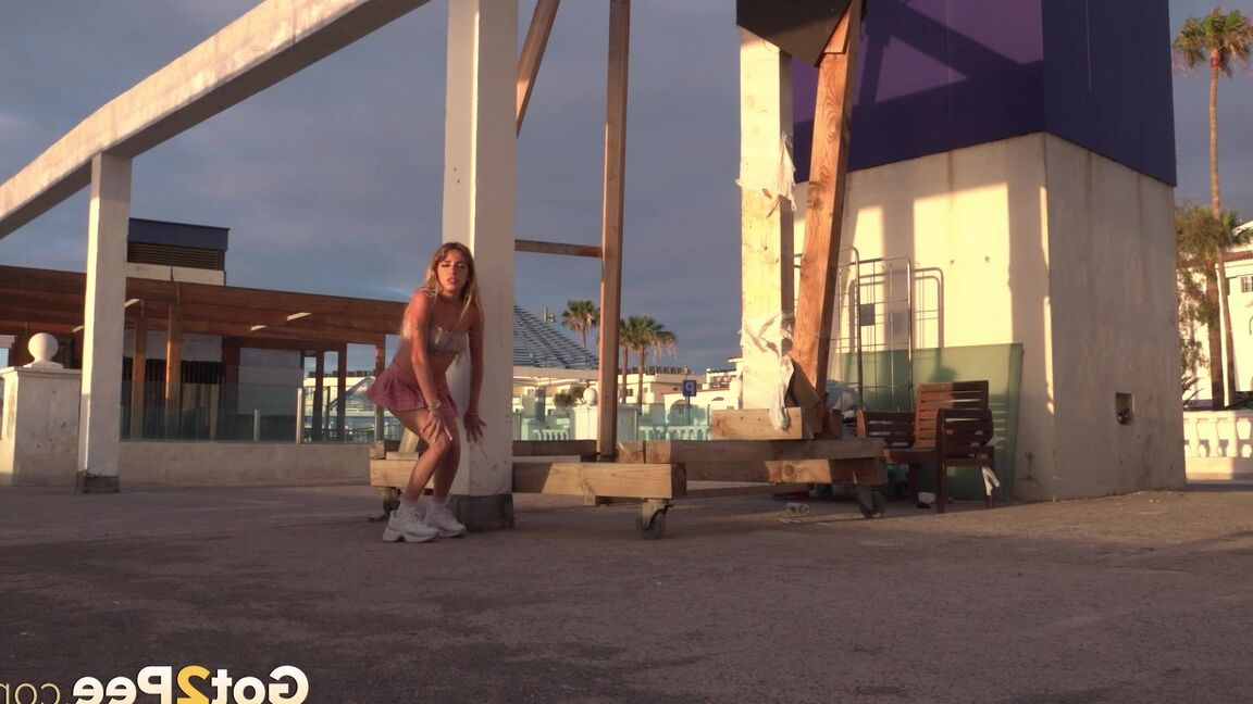 15P Linda adolescente alivia la desesperación por orinar al aire libre