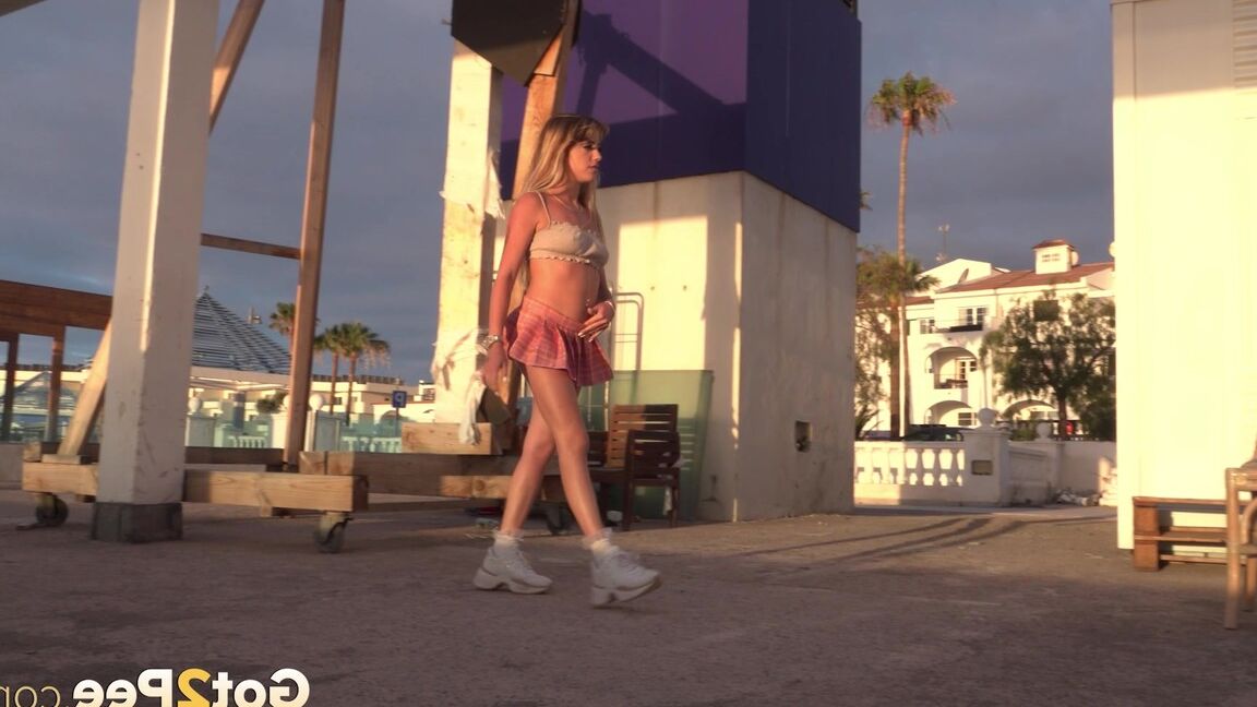 15P Linda adolescente alivia la desesperación por orinar al aire libre