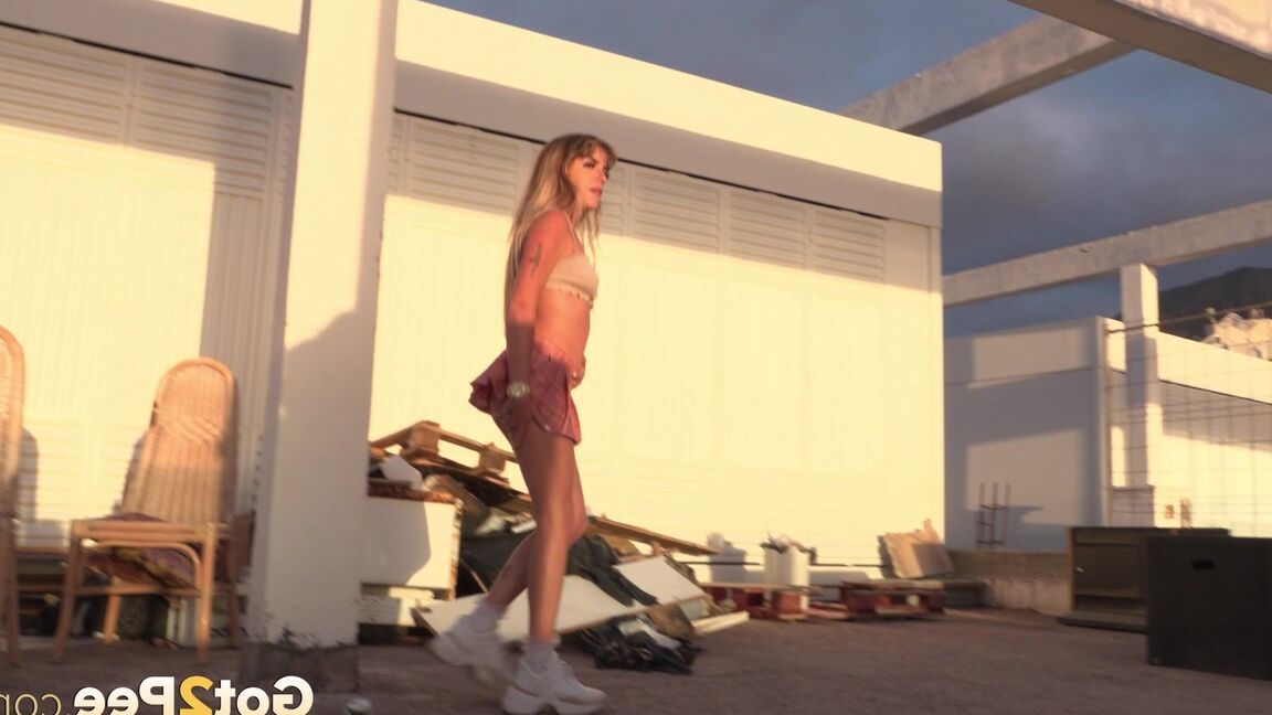 15P Linda adolescente alivia la desesperación por orinar al aire libre