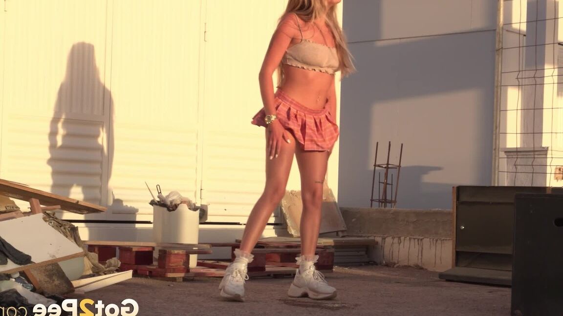 15P Linda adolescente alivia la desesperación por orinar al aire libre