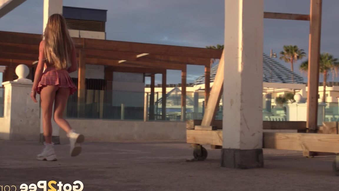 15P Linda adolescente alivia la desesperación por orinar al aire libre