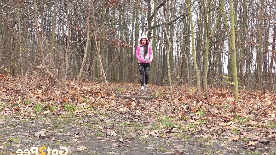15P White girl Lara Fox takes a piss while out for a walk on a chilly day