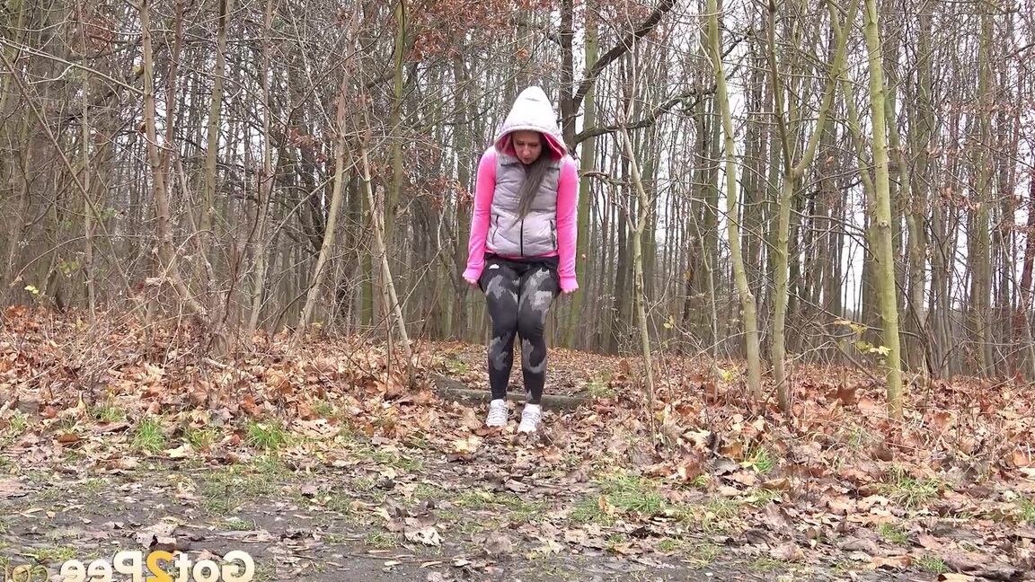 15P White girl Lara Fox takes a piss while out for a walk on a chilly day