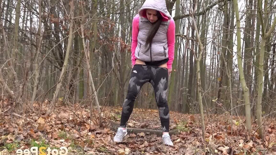 15P White girl Lara Fox takes a piss while out for a walk on a chilly day