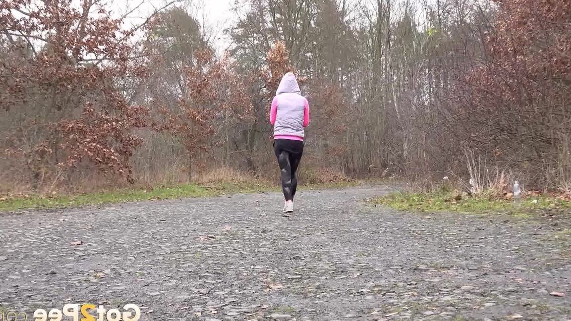 15P White girl Lara Fox takes a piss while out for a walk on a chilly day