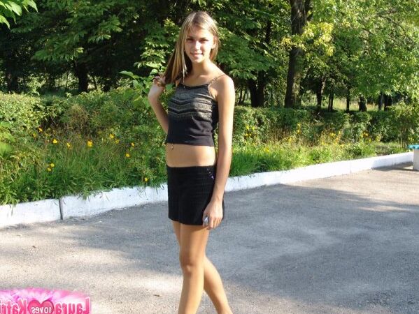 15P Sale amatrice blonde ne porte pas de culotte sous sa jupe noire