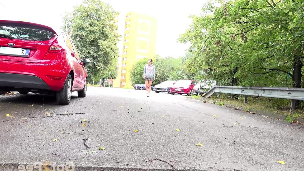 15P Lara Fox, la chica bajita, se pone en cuclillas para orinar detrás de un vehículo en la carretera