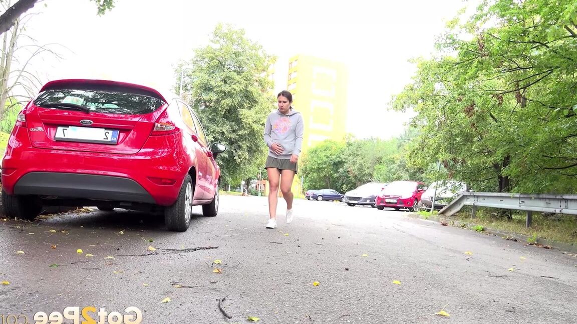 15P Lara Fox, la chica bajita, se pone en cuclillas para orinar detrás de un vehículo en la carretera