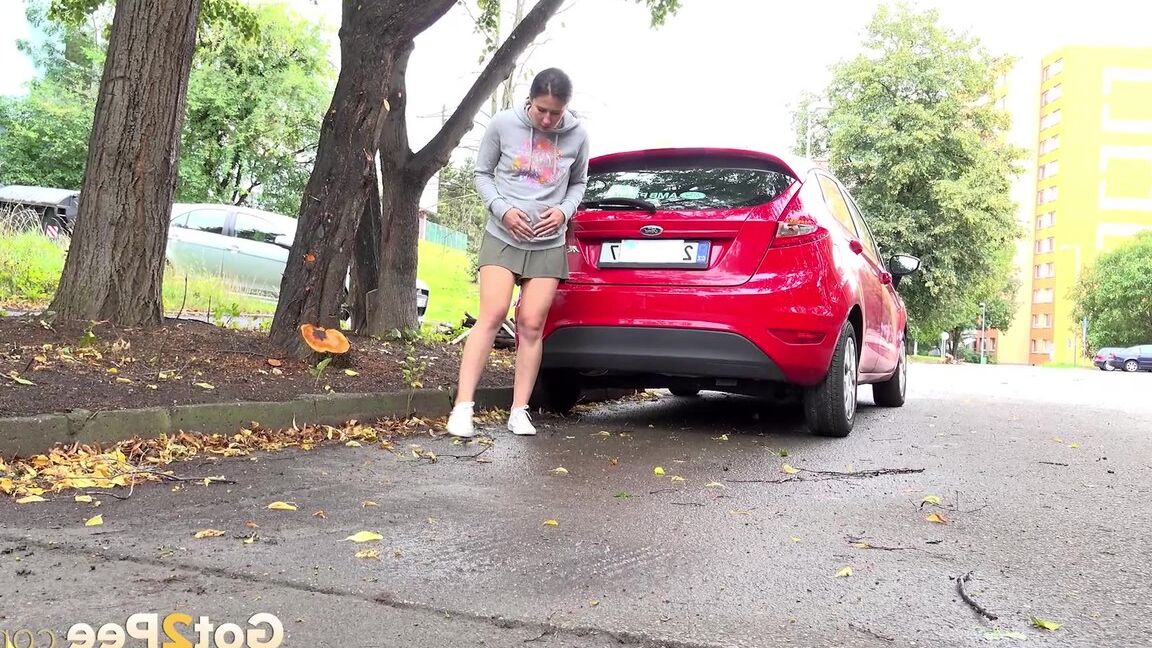 15P Lara Fox, la chica bajita, se pone en cuclillas para orinar detrás de un vehículo en la carretera