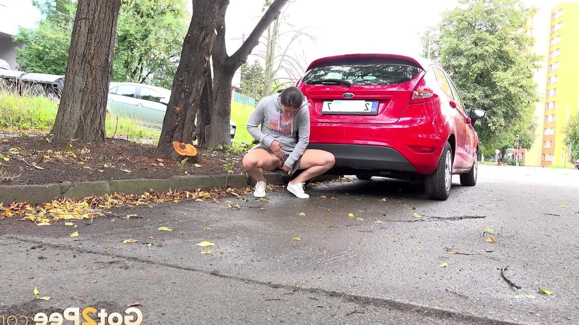 15P Lara Fox, la chica bajita, se pone en cuclillas para orinar detrás de un vehículo en la carretera