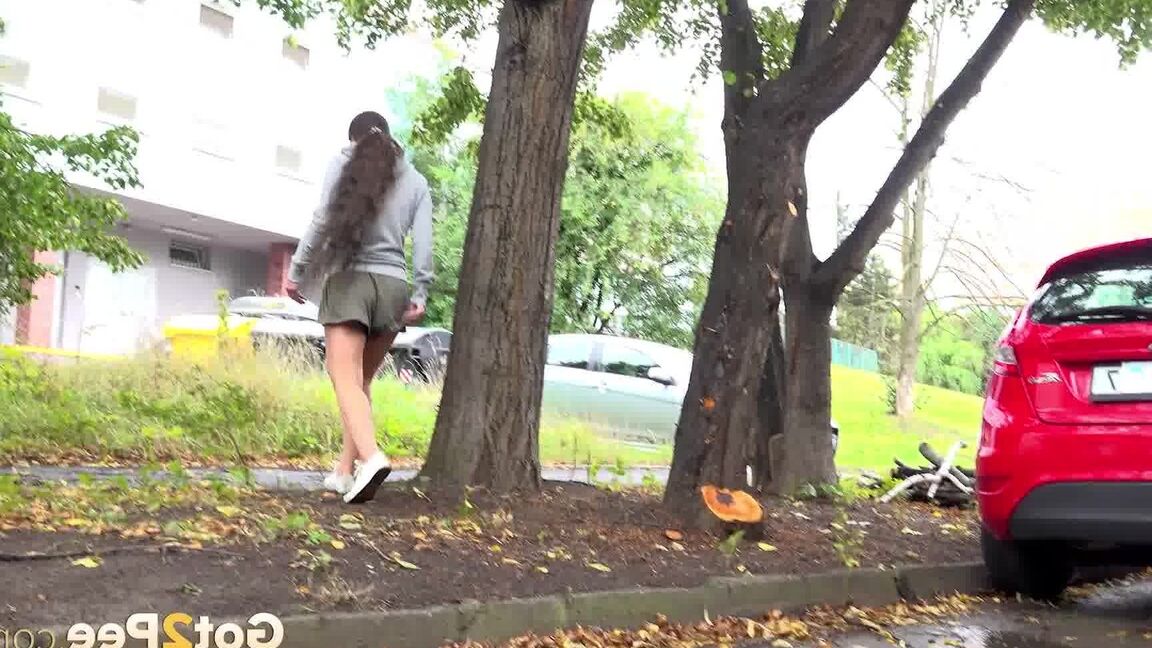 15P Lara Fox, la chica bajita, se pone en cuclillas para orinar detrás de un vehículo en la carretera
