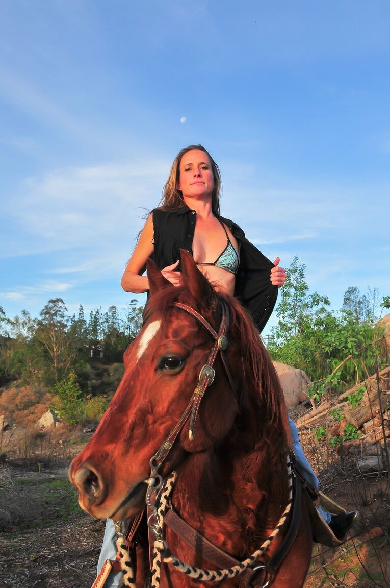21P Senhora excitada Sofie Marie tirando a roupa e posando depois de um passeio a cavalo ao ar livre