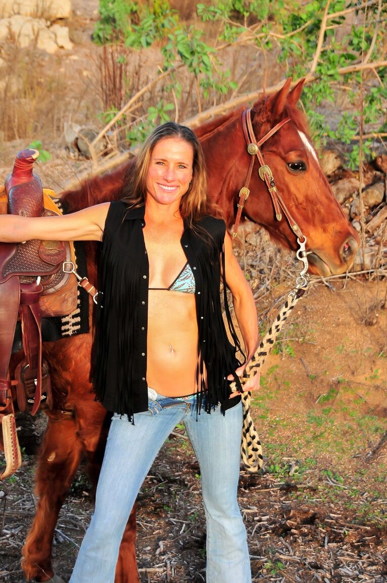 21P Senhora excitada Sofie Marie tirando a roupa e posando depois de um passeio a cavalo ao ar livre