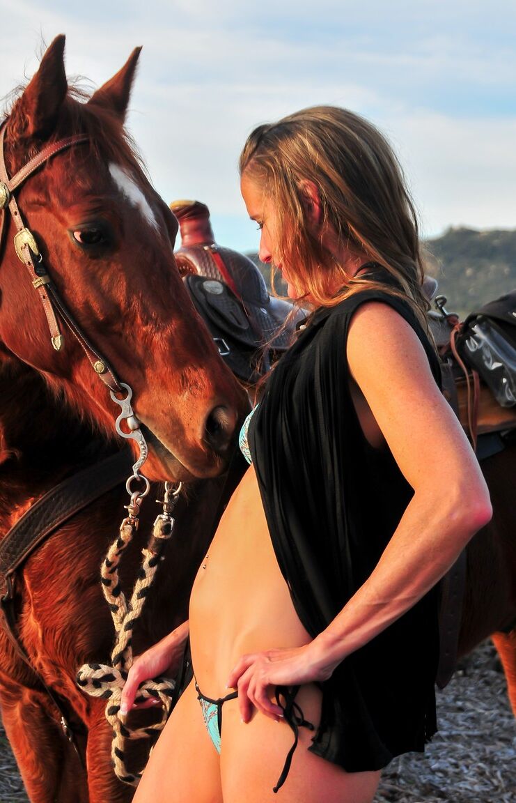 21P Senhora excitada Sofie Marie tirando a roupa e posando depois de um passeio a cavalo ao ar livre