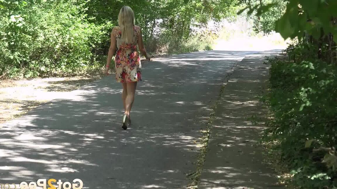 15P Hübsche Blondine im Blumenkleid pinkelt draußen