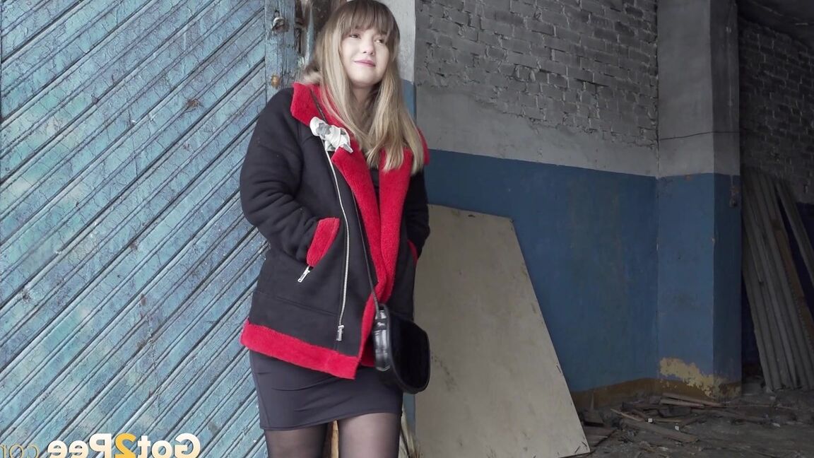 15P Pretty European squats and pees on the ground