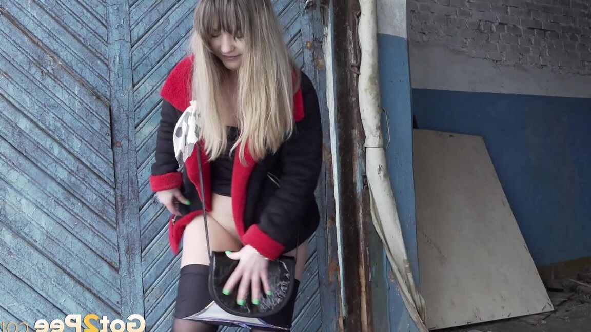 15P Pretty European squats and pees on the ground