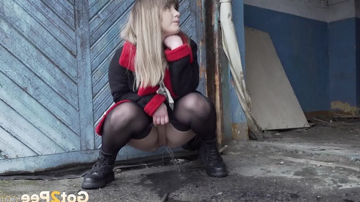 15P Pretty European squats and pees on the ground