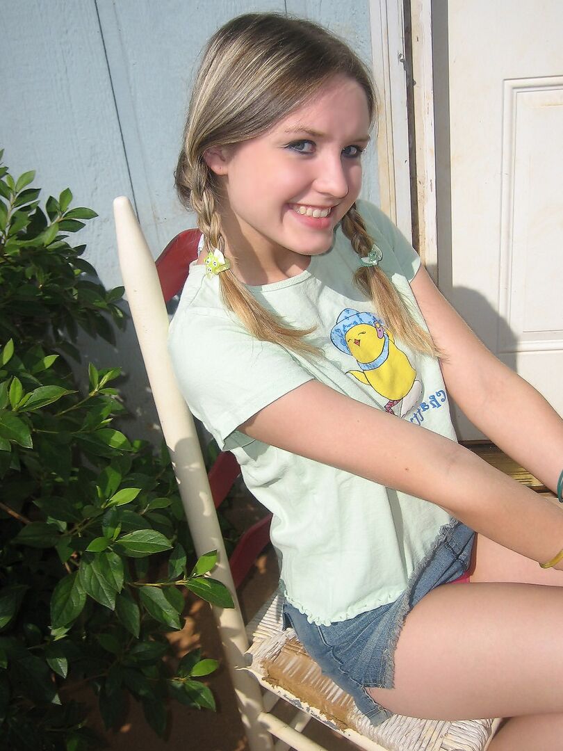 12P A linda adolescente Shelby faz uma pausa para fumar e nos mostra seus peitos empinados