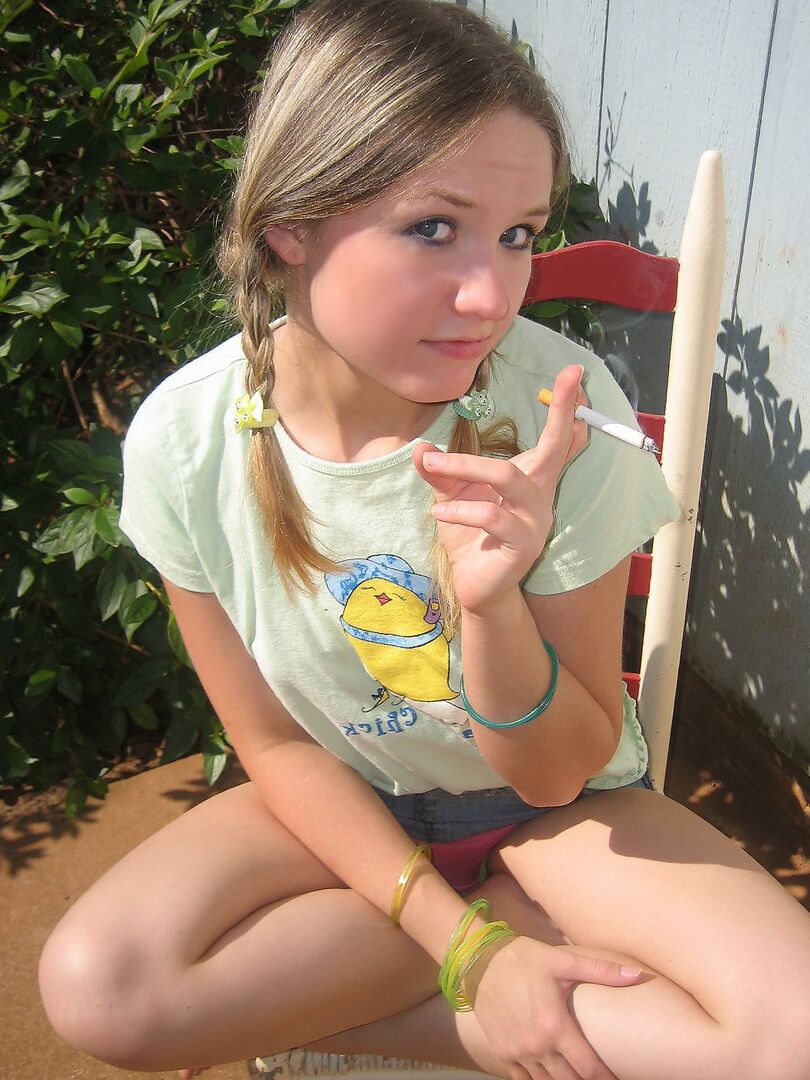 12P A linda adolescente Shelby faz uma pausa para fumar e nos mostra seus peitos empinados