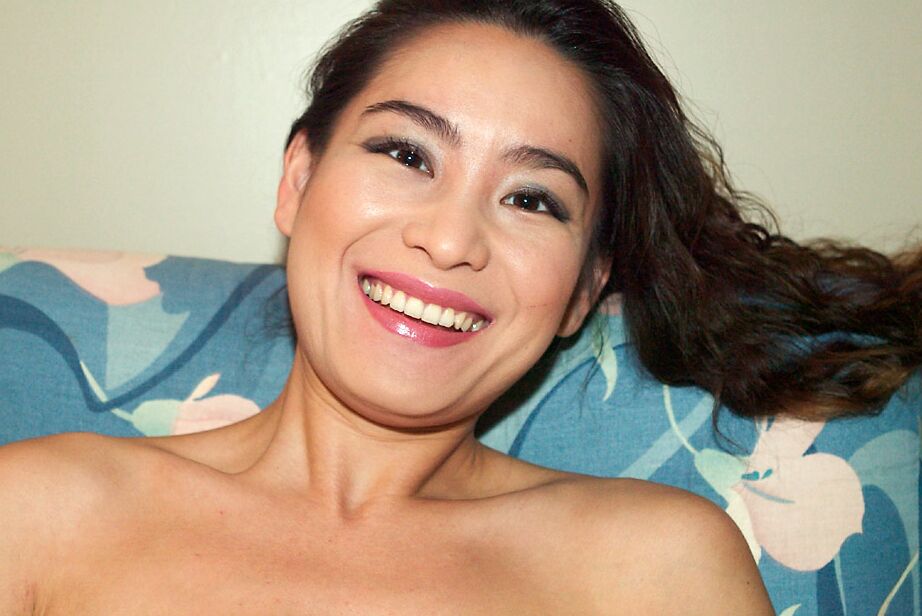 16P Amadora morena Leilani brinca com sua buceta peluda em close
