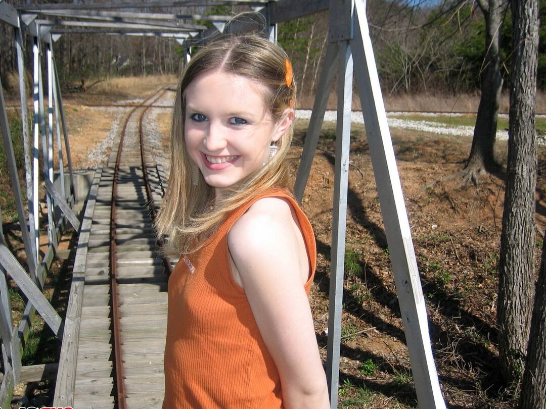 12P Shelby, petite adolescente mignonne, montre ses beaux seins en plein air dans un parc public.