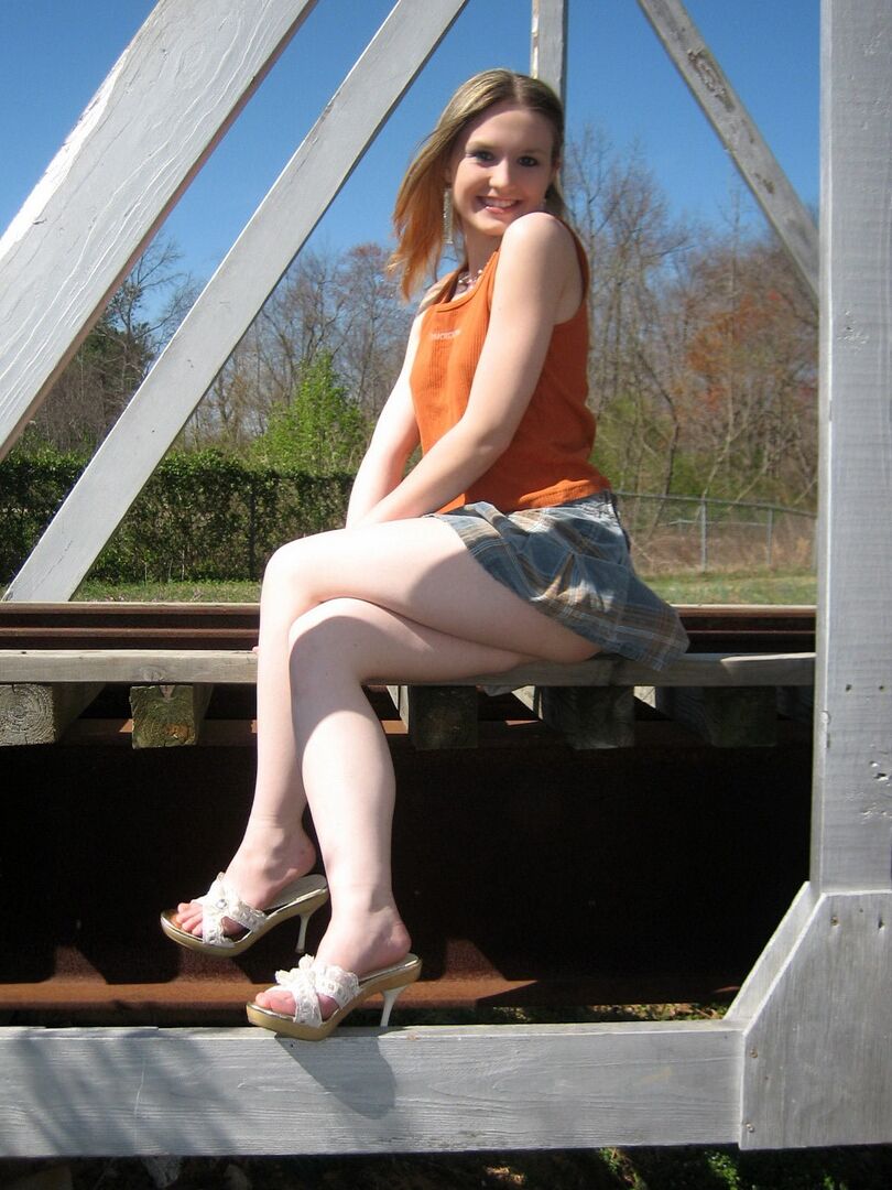 12P Shelby, petite adolescente mignonne, montre ses beaux seins en plein air dans un parc public.